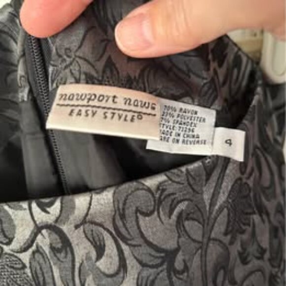 Newport News fancy satin skirt size 4 but fits like a 6 - Picture 2 of 2